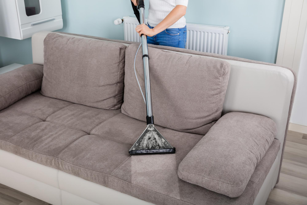  nettoyer efficacement votre canapé en tissu sans l'endommager